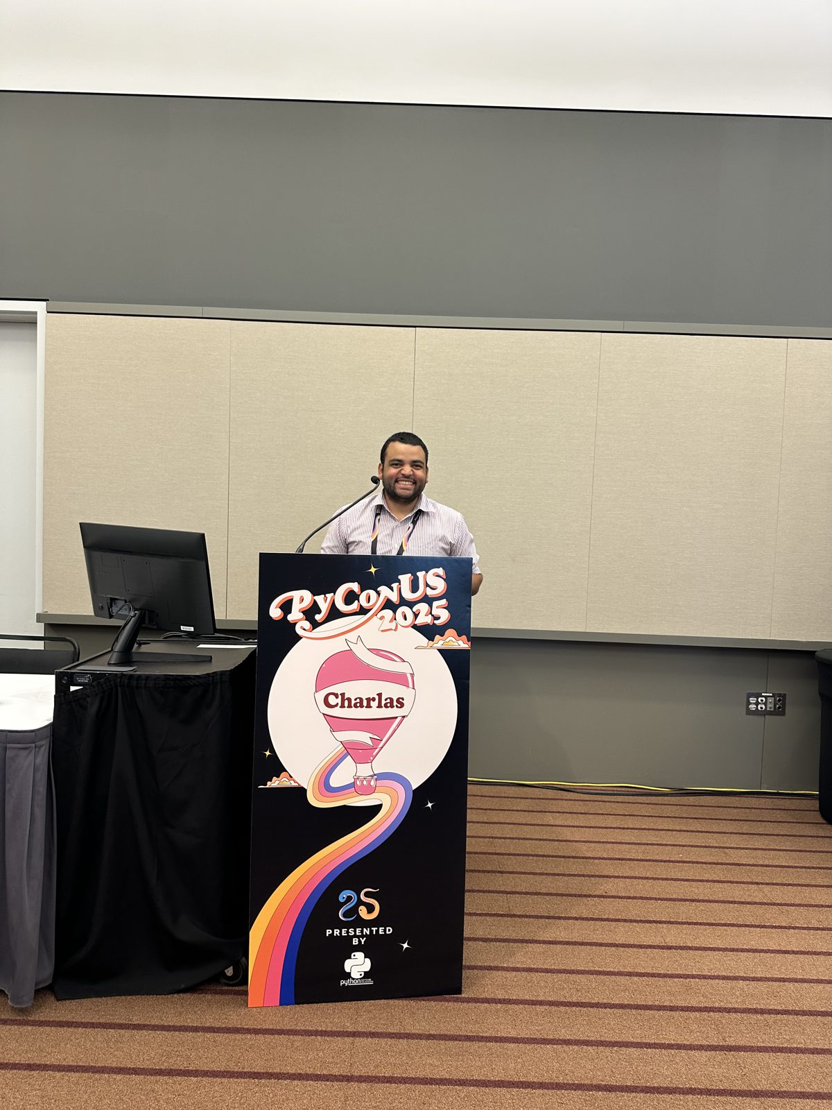 Rodrigo at the Charlas podium at PyCon US 2025